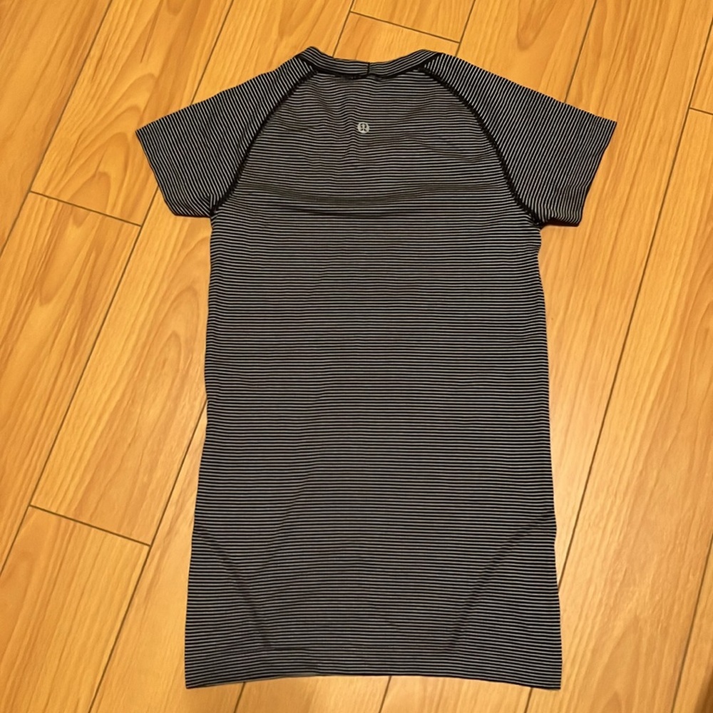 Lululemon Swiftly Tech short sleeve crew in tempo stripe balck and white - Picture 6 of 8